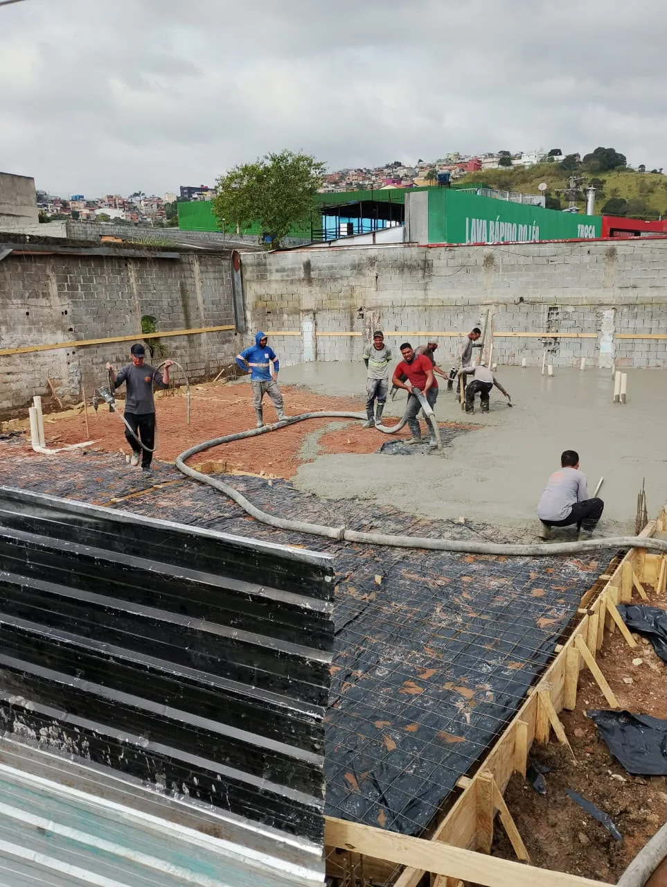 Equipe realizando concretagem com bombeamento
